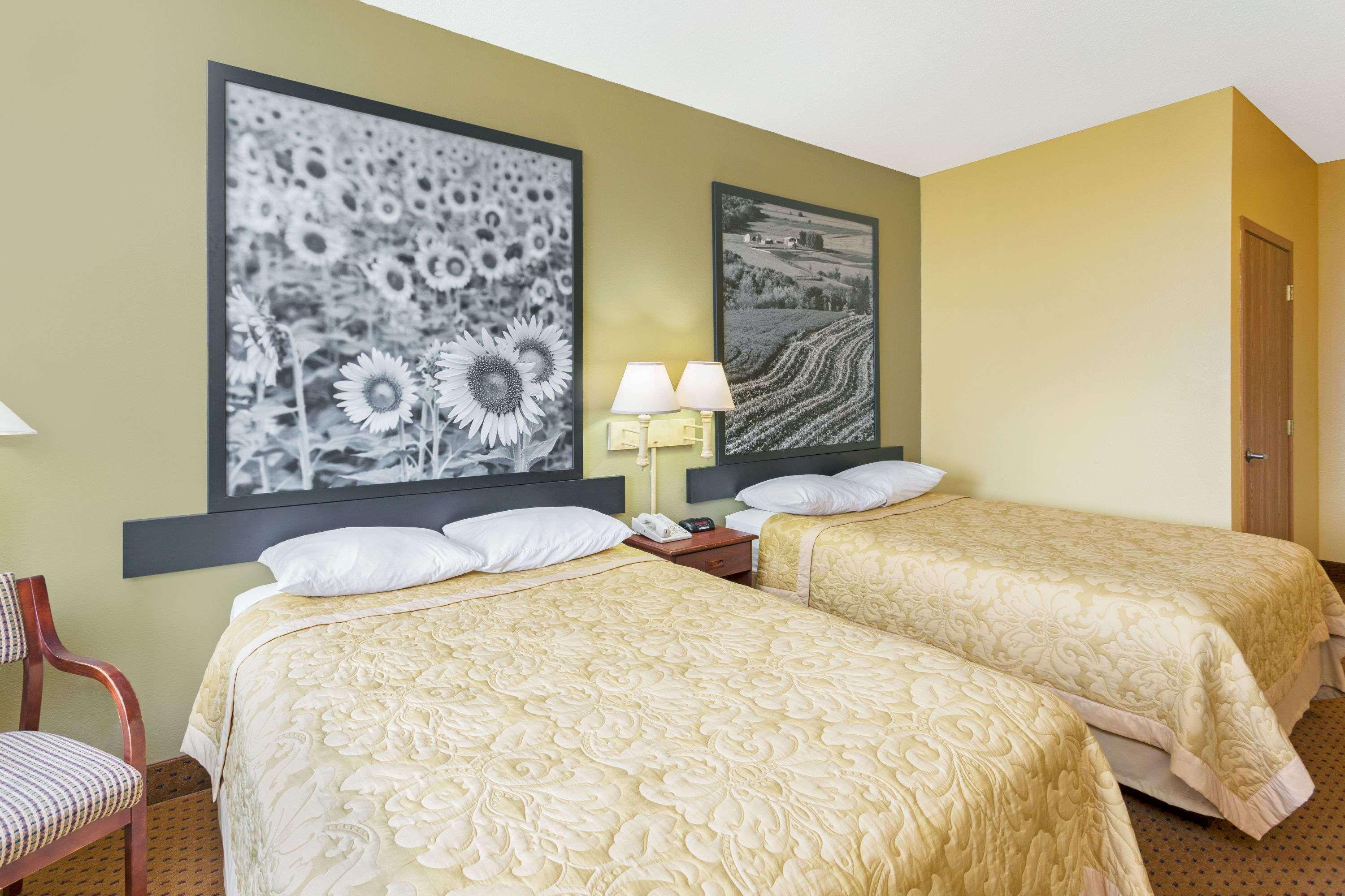 Hotel Super 8 By Wyndham Osage Extérieur photo
