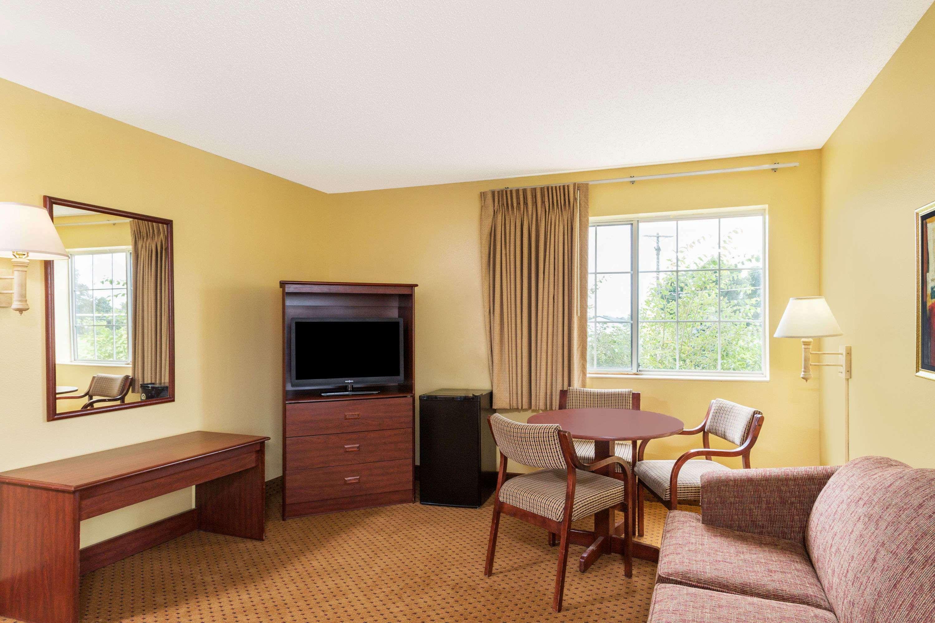 Hotel Super 8 By Wyndham Osage Extérieur photo
