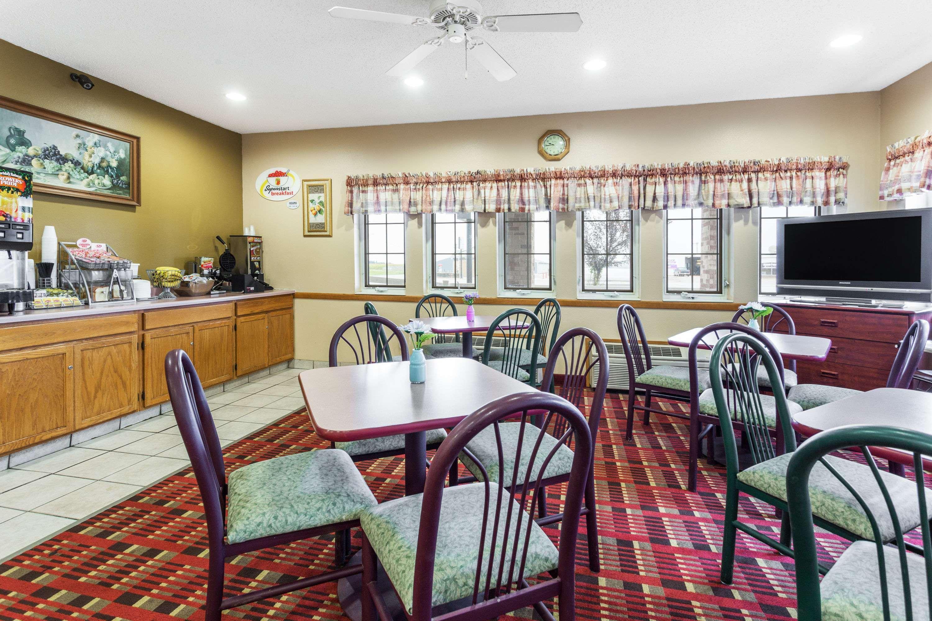 Hotel Super 8 By Wyndham Osage Extérieur photo