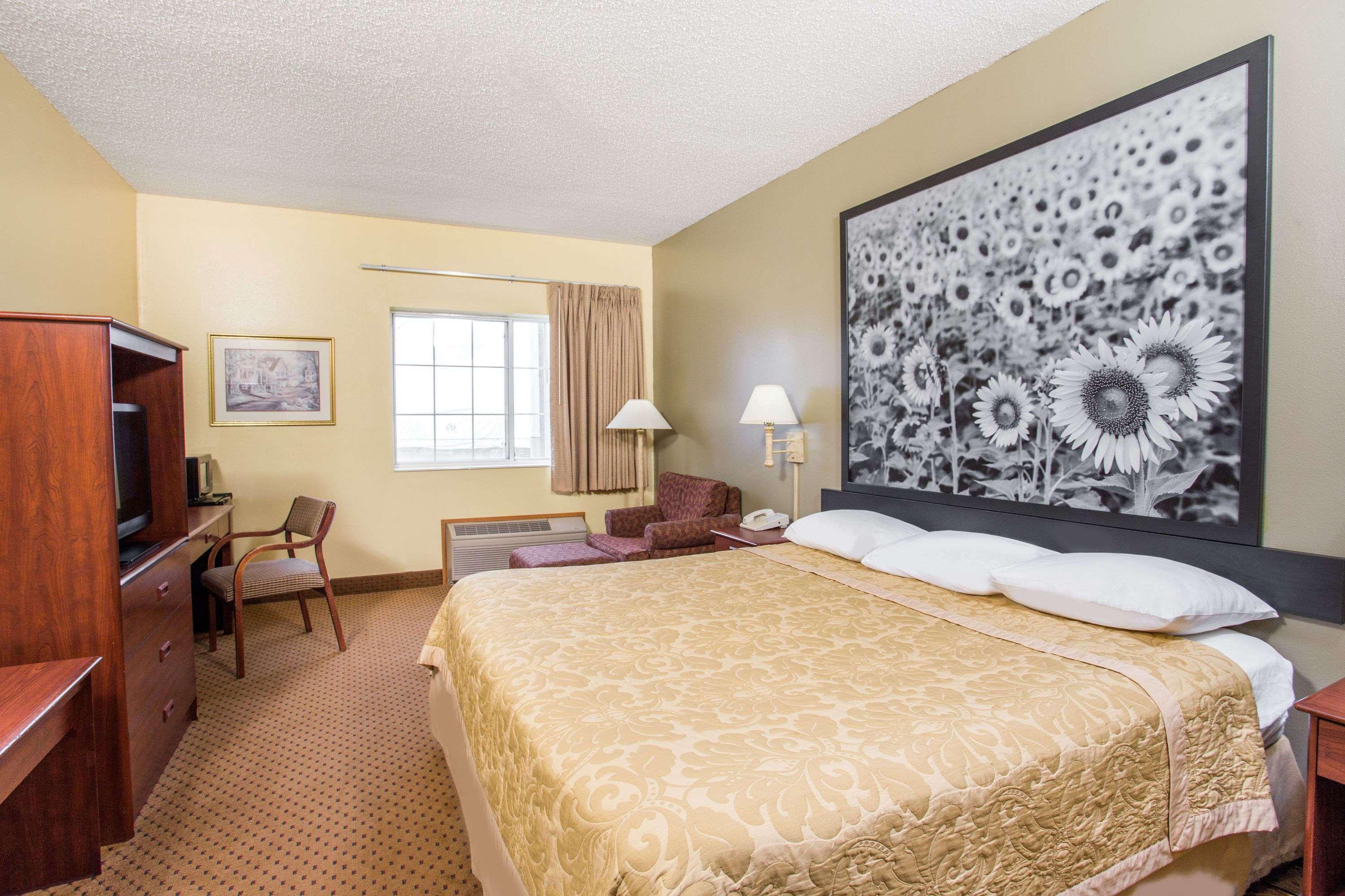 Hotel Super 8 By Wyndham Osage Extérieur photo